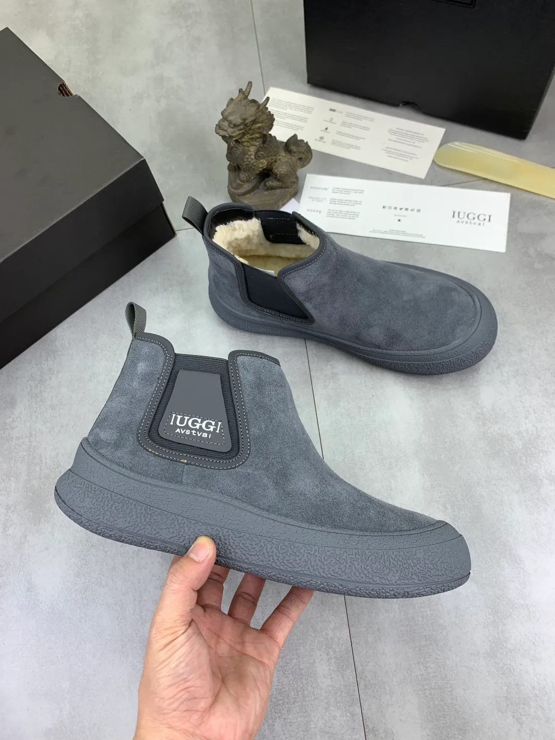 Men's men's shoes 💰P560 New arrival 🆕🆕🆕 IUGGI A pair of handsome Martin boots that want to be "welded" to the feet. Sheep fur lining is comfortable and warm. The anti-slip performance is even better. Matte cowhide with super comfortable stretch velvet. ➕Fine handmade stitching to keep your feet from freezing in the winter. Must be arranged! Perfectly interpreting the essence of Chelsea, trendy and fashionable, casual and versatile. Size: 39-44